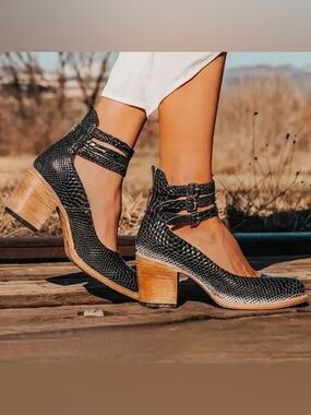 Freebird by Steven Randi Black Snake Embossed Heeled Shoes Size 7 EUC